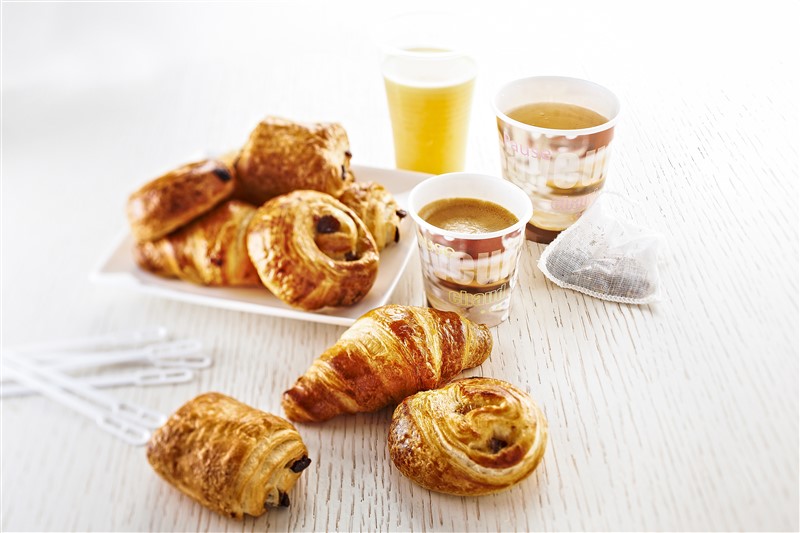 Plateau-repas Petit déjeuner thé ou café, mini pain au choc…