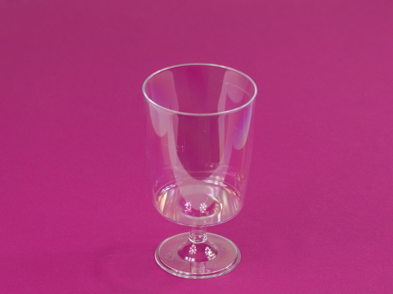 Verres à pied jetables